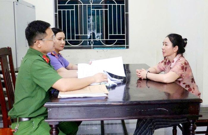 Cơ quan chức năng lấy lời khai đối tượng Phạm Thị Hương (Ảnh Công an Nghệ An)