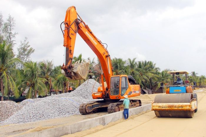 Để đẩy nhanh tiến độ trước mùa mưa bão, các nhà thầu đã tập trung nhân lực, thiết bị với hoảng 80 công nhân cùng hàng chục máy móc, thiết bị được huy động, chia thành 3 mũi thi công (Ảnh: PV)
