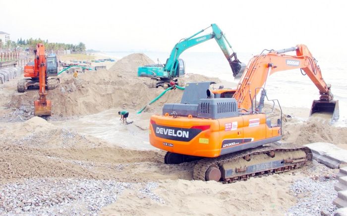 Hiện đơn vị tập trung hoàn thiện các hạng mục còn lại gồm bê tông vai kè, tường chắn kè và bê tông mặt đường (Ảnh: PV)
