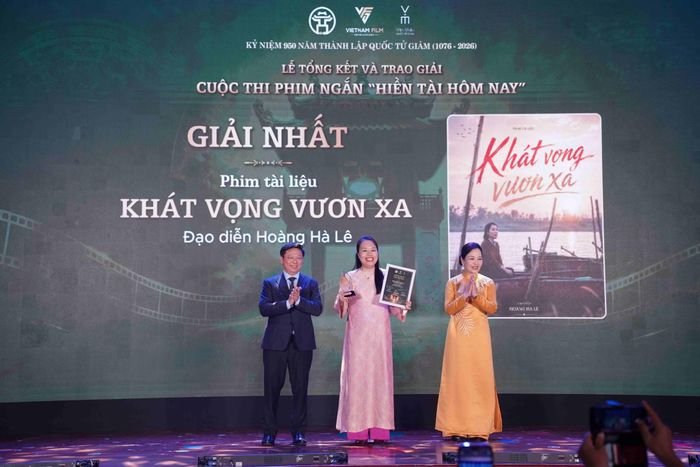 Phó Trưởng Ban Thường trực Ban Tuyên giáo Trung ương Trần Thanh Lâm cùng Chủ tịch VFDA Ngô Phương Lan trao thưởng cho tác giả đoạt Giải Nhất.