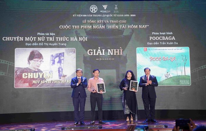 Các tác giả đón nhận Giải Nhì cuộc thi "Hiền tài hôm nay".