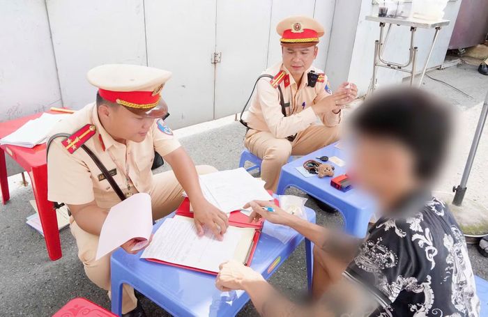 CSGT lập biên bản xử phạt nam thanh niên điều khiển xe mô tô không gắn biển số, không có GPLX.