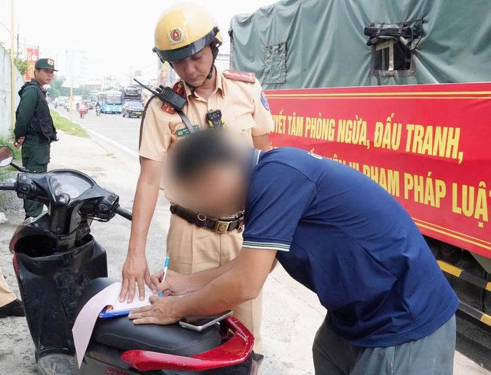 Người điều khiển phương tiện ký biên bản vi phạm.