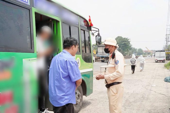 CSGT kiểm tra các phương tiện kinh doanh vận tải hành khách.