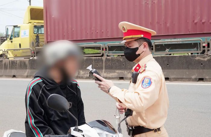 CSGT kiểm tra nồng độ cồn đối với người điều khiển phương tiện.