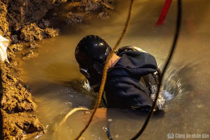 Gần 24h đêm, các thợ lặn liên tục lặn tìm nhưng chưa có kết quả.