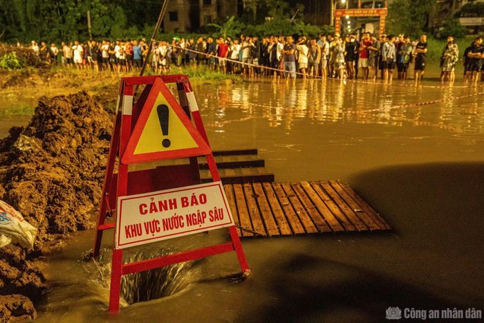 Biển cảnh báo nguy hiểm, khu vực nước sâu được lực lượng chức năng đặt ngay trên miệng hố ga.