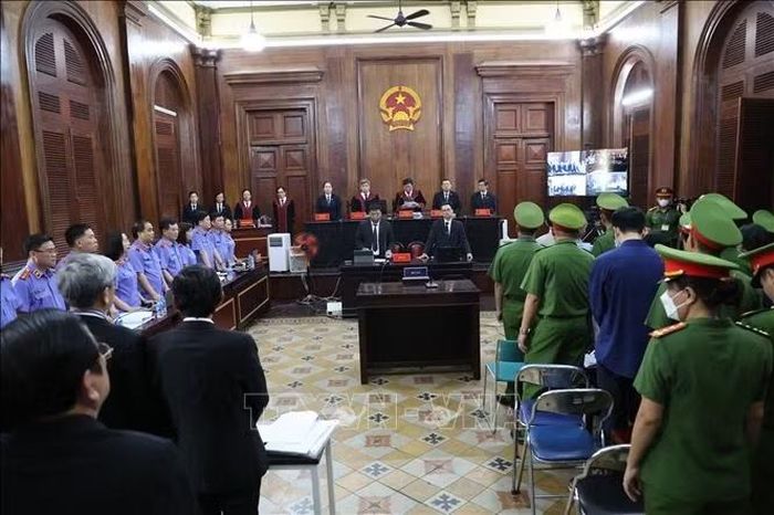 Hình ảnh phiên toà xét xử vụ án xảy ra tại Tập đoàn Vạn Thịnh Phát , ngân hàng SCB.