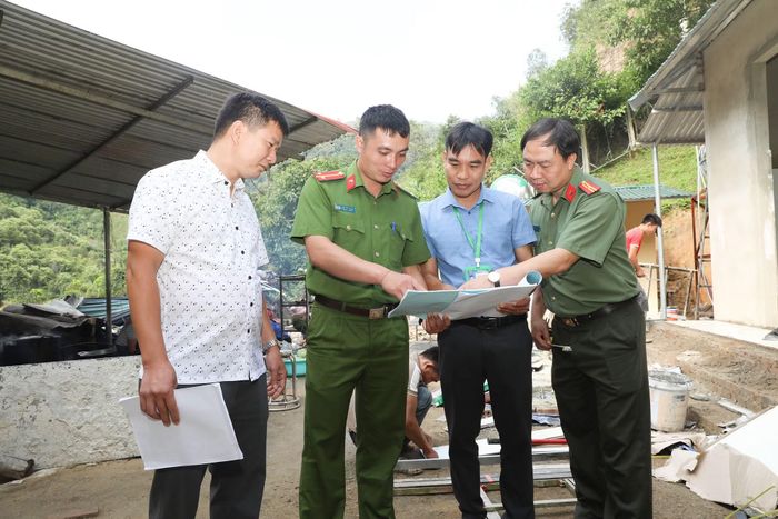 Công an tỉnh và các đơn vị thi công, Ban Giám hiệu nhà trường kiểm tra các hạng mục thi công.