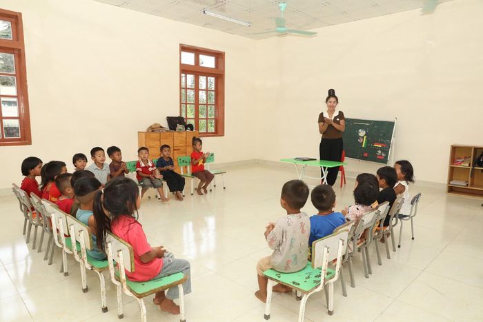 Học sinh mầm non tại điểm trường Lọng Phát, xã Púng Bánh trong tiết học âm nhạc.