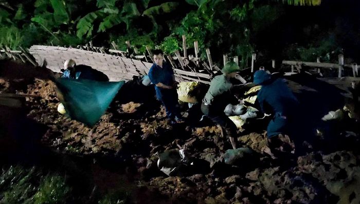 Ban Chỉ huy Phòng, chống thiên tai và Tìm kiếm cứu nạn xã Thiệu Hóa đã huy động khoảng 100 người gồm lực lượng Công an, Quân sự, các tổ chức đoàn thể và lực lượng xung kích của xã đến hiện trường gia cố đê sông Cầu Chày.