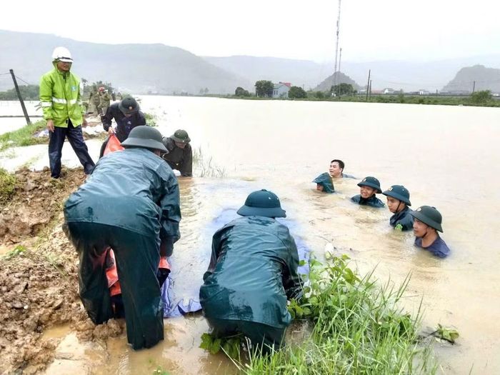 Công an xã Tống Sơn đã huy động 100% quân số, phối hợp với các lực lượng chức năng triển khai phương án ứng phó sự cố vỡ kênh, đồng thời hỗ trợ nhân dân di dời người, tài sản và phương tiện đến nơi an toàn.
