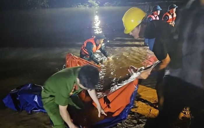 Công an xã Ba Đình cùng lực lượng chức năng địa phương gia cố vị trí xảy ra sự cố sạt lở.