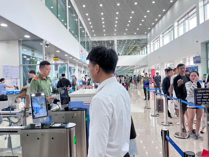 Người dân check-in thông qua ứng dụng VNeID tích hợp dữ liệu sinh trắc học đảm bảo nhanh chóng, tiện lợi.