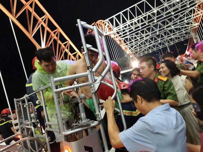 Sau nhiều giờ triển khai các phương án ứng cứu, người thanh niên đã được đưa xuống đất an toàn.