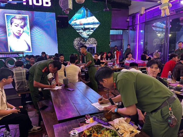 Công an thành phố cùng các địa phương tăng cường kiểm tra tại các cơ sở kinh doanh dịch vụ.