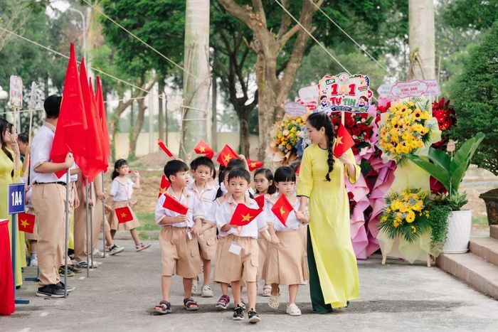 Học sinh lớp 1 - Trường THCS-THPT Lê Thị Riêng được học ngôi trường khang trang, rộng rãi.