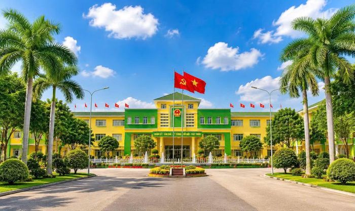 Trụ sở UBND Quận 12 cũ chuyển thành Trường THCS-THPT Lê Thị Riêng.