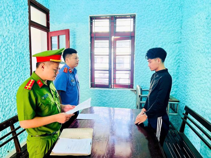 Tống đạt các quyết định khởi tố bị can đối với Hoàng Văn Phước.