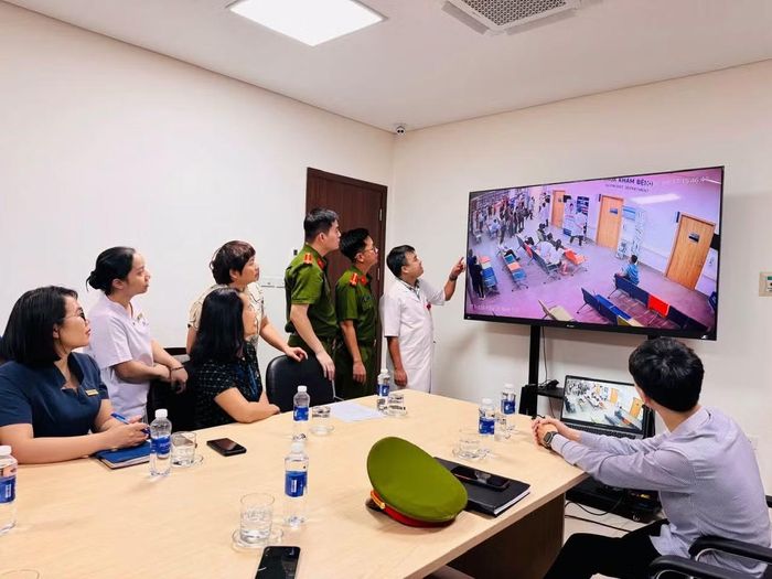 Công an Phường Vĩnh Phúc cùng Bệnh viện Hữu nghị Lạc Việt kiểm tra camera sự việc xảy ra ngày 17/9.