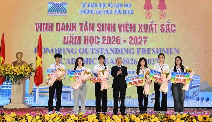 Nhà giáo Ưu tú, PGS.TS Lương Minh Cừ, Hiệu trưởng Trường Đại học Cửu Long, khen thưởng các tân sinh viên đạt thành tích cao trong kỳ tuyển sinh đại học chính quy năm 2026.
