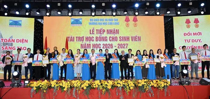 Trường Đại học Cửu Long tiếp nhận đóng góp của tổ chức, cá nhân vào Quỹ học bổng dành tặng sinh viên có thành tích xuất sắc và sinh viên có hoàn cảnh khó khăn.