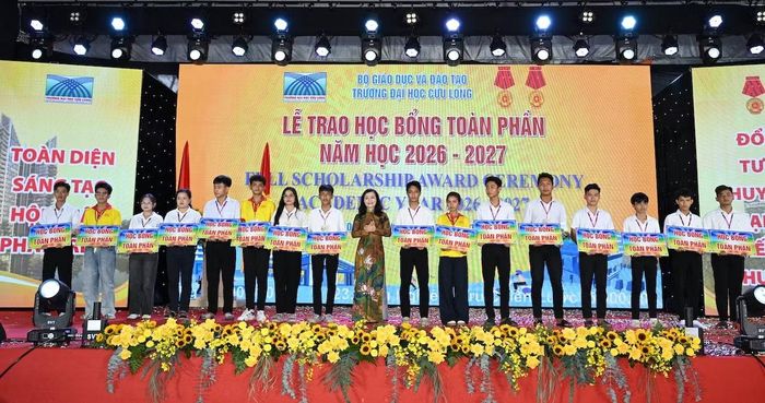 Tiến sĩ Đặng Thị Ngọc Lan, Phó Hiệu trưởng Trường Đại học Cửu Long, trao học bổng toàn phần cho 16 sinh viên dân tộc Khmer ở các tỉnh ĐBSCL.
