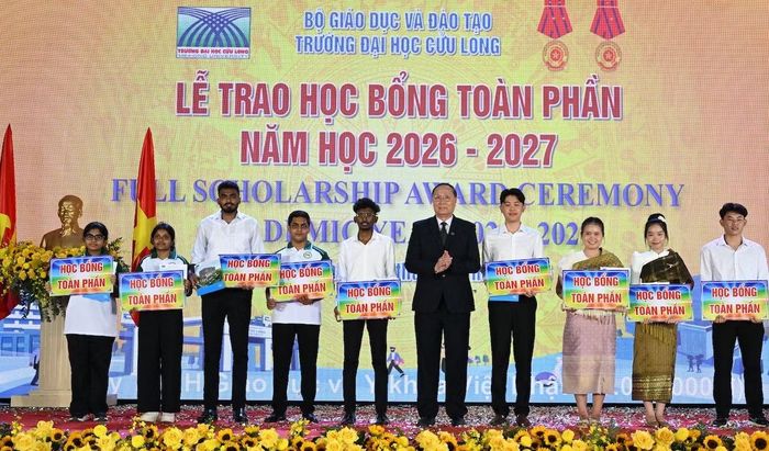 Tiến sĩ Nguyễn Thanh Dũng, Phó Hiệu trưởng Trường Đại học Cửu Long, trao học bổng toàn phần cho các lưu học sinh quốc tế Campuchia, Lào, Sri Lanka.