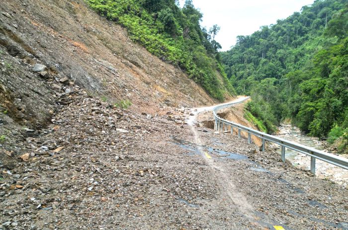 Sở Xây dựng TP Huế đang phối hợp với các đơn vị khẩn trương khắc phục những điểm sạt lở trên tuyến đường Nam Đông – A Lưới để đảm bảo ATGT.