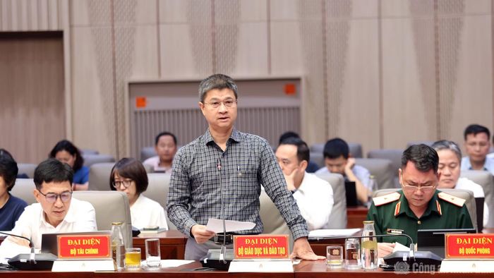 Các đại biểu thảo luận, đề xuất giải pháp nhằm nâng cao hiệu quả cung cấp dịch vụ công, cắt giảm thủ tục hành chính, tái sử dụng dữ liệu.