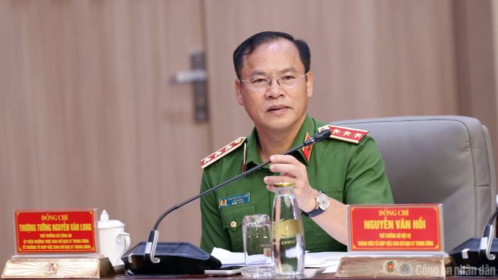 Thứ trưởng Nguyễn Văn Long điều hành phần thảo luận.