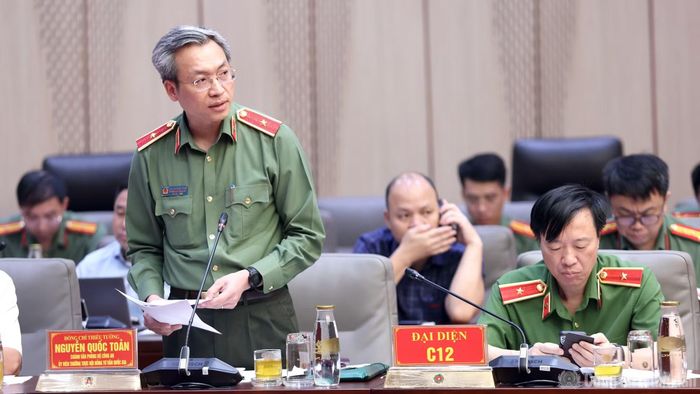Thiếu tướng Nguyễn Quốc Toản trình bày báo cáo tại hội nghị.