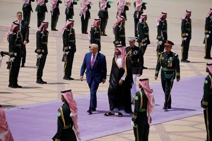 Thái tử Arab Saudi Mohammed bin Salman đón Tổng thống Mỹ Donald Trump tại sân bay King Khalid hồi tháng 5. Ảnh: Reuters