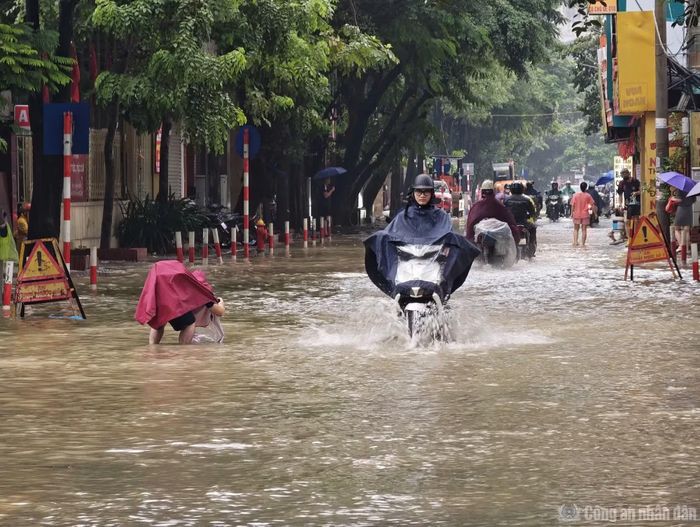 Các phương tiện di chuyển khó khăn qua những đoạn đường bị ngập sâu sau cơn mưa. Ảnh: Bảo Châu