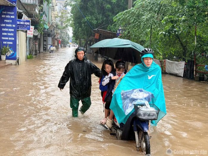 Người dân di chuyển khó khăn qua tuyến đường bị ngập sâu. Ảnh: Bảo Châu