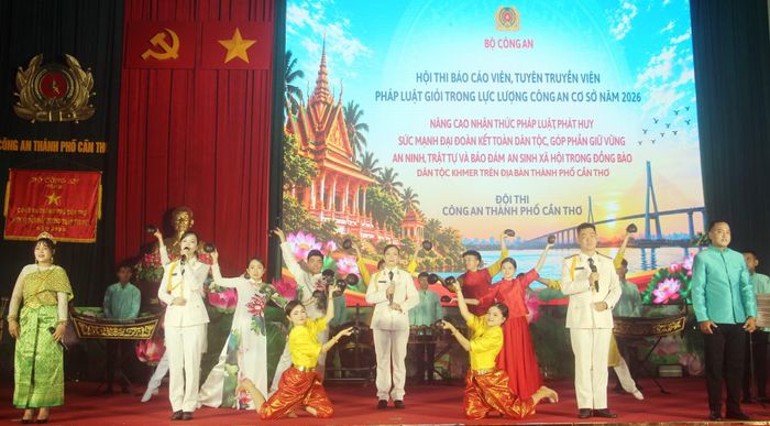 Đội Công an TP Cần Thơ thực hiện phần thi.