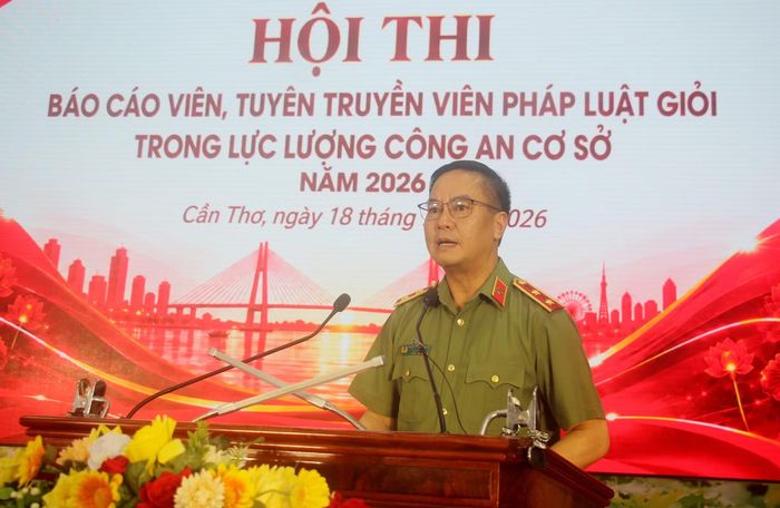 Trung tướng Phạm Công Nguyên, Cục trưởng Cục Pháp chế, cải cách hành chính và tư pháp Bộ Công an phát biểu khai mạc hội thi.