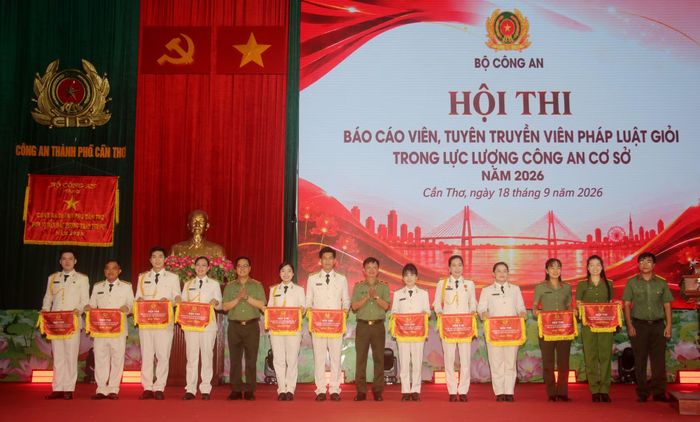 Trung tướng Phạm Công Nguyên, Cục trưởng Cục Pháp chế, cải cách hành chính và tư pháp Bộ Công an và Thiếu tướng Huỳnh Việt Hòa, Giám đốc Công an TP Cần Thơ trao cờ lưu niệm cho các đội dự thi.