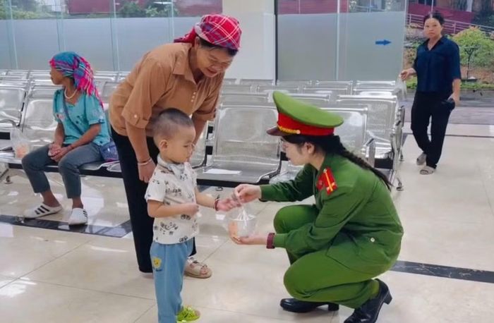 Những suất cháo nóng được trao tận tay người bệnh tại Trung tâm Y tế khu vực Bảo Thắng.