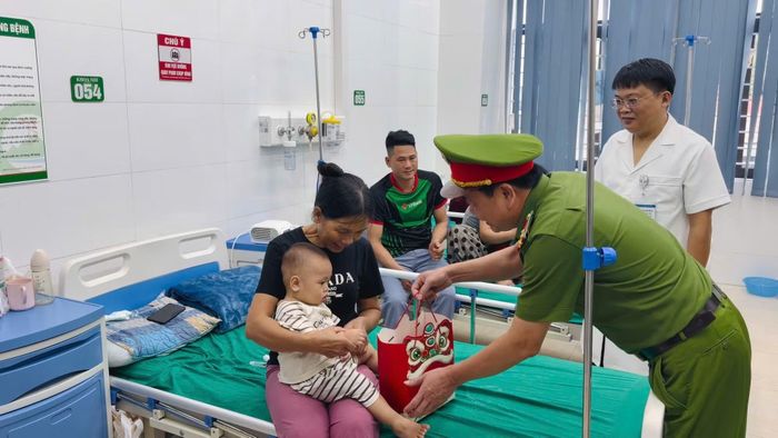 Thượng tá Trần Đức Hòa, lãnh đạo trại tạm giam số 1 trao quà Trung thu, động viên các bệnh nhi đang điều trị tại Khoa Nhi.