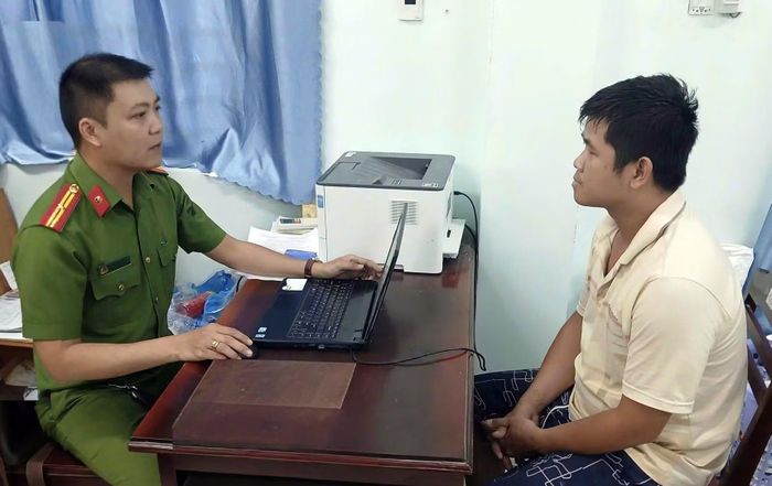 Cán bộ Công an làm việc với đối tượng Võ Văn Tiền.