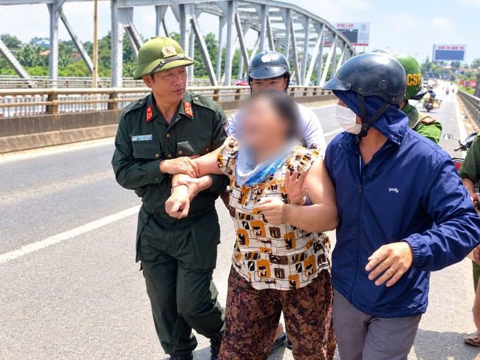 Sau một thời gian ngắn động viên, thuyết phục, người phụ nữ đã bỏ ý định tự tử và được cán bộ, chiến sĩ Công an xã đưa vào nơi an toàn.