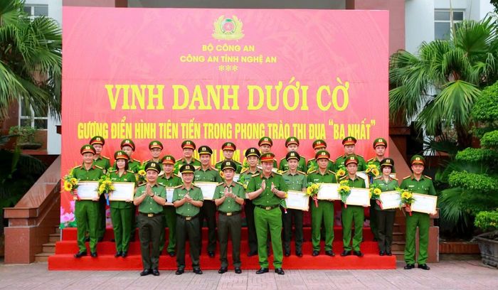 Công an xã Vạn An được lãnh đạo Công an tỉnh vinh danh dưới cờ gương điển hình tiên tiến trong phong trào thi đua "Ba nhất".