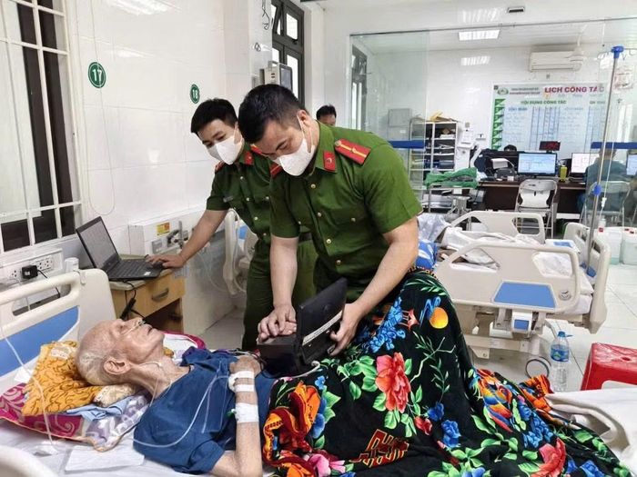 Công an xã tổ chức làm căn cước lưu động cho người già, ốm đau đang điều tại Bệnh viện Hữu nghị đa khoa Nghệ An.