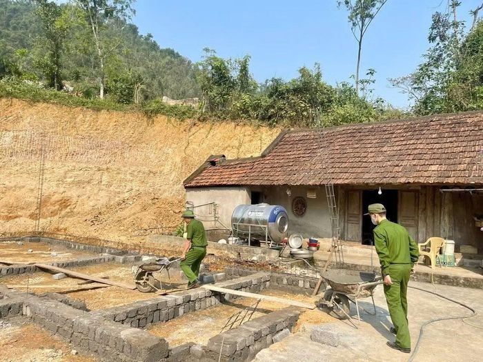 Cán bộ chiến sỹ Công an xã Vạn An trực tiếp tham gia xây dựng, đẩy nhanh tiến độ bàn giao nhà đại đoàn kết cho gia đình bà Nguyễn Thị Lam.