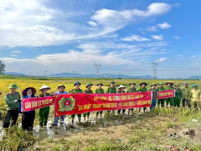 Công an xã ra quân giúp nhân dân trên địa bàn thu hoạch nông sản.