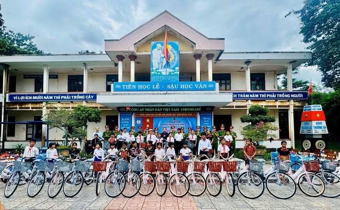 Công an Quảng Trị trao tặng xe đạp, cặp sách và hỗ trợ cho học sinh vùng khó khăn để các em yên tâm học tập.