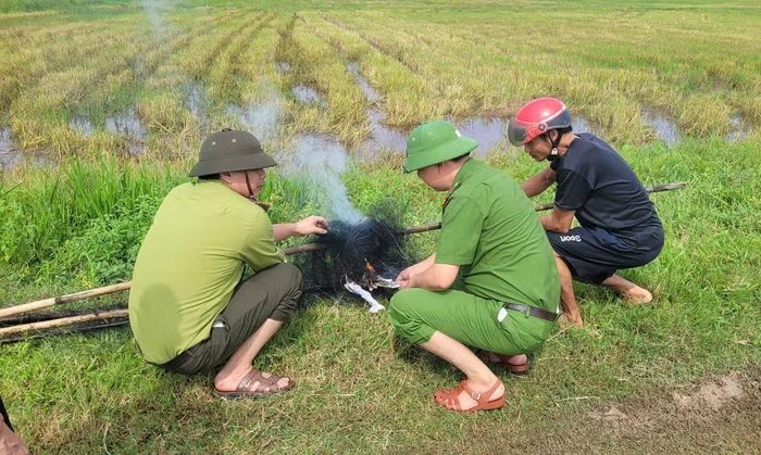 Công an xã ở Quảng Trị phối hợp tiêu huỷ dụng cụ các đối tượng dùng săn bắt chim tự nhiên.