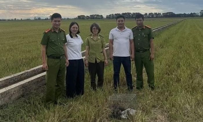 Công an xã Mỹ Thủy phối hợp với cơ quan liên quan thả 11 con chim Dẽ Chun về môi trường tự nhiên.