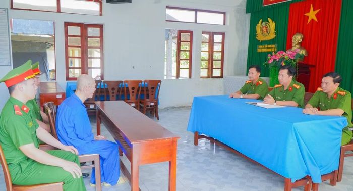 Đại tá Nguyễn Văn Hạnh, Phó Giám đốc, Thủ trưởng Cơ quan Thi hành án hình sự, trực tiếp làm việc với đối tượng Trần Hoàng Minh.